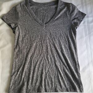 Universal Thread Women’s Heather Gray V-Neck Short Sleeve Tee